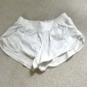 🌿Lululemon Athletic hotty hi-rise lined 2.5” white athletic shorts, size 8